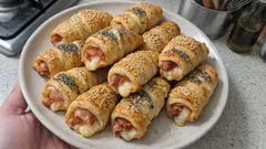 Cannoli di sfoglia con salumi e formaggi: l’antipasto croccante pronto in 20 minuti