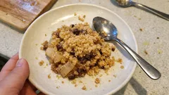 Crumble di pere e cioccolato: croccante sopra, morbido sotto (si fa in una ciotola)