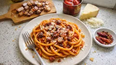 Bucatini all’amatriciana: il metodo semplice per un sugo cremoso e guanciale croccante