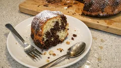 Ciambella marmorizzata soffice: vaniglia e cacao, l’effetto bicolore che riesce sempre